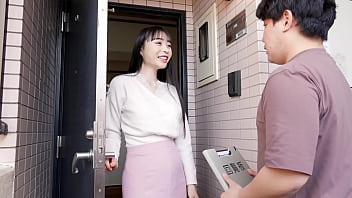 Nonton パート2 「困ったことがあったらいつでも聞いてね」そう言って笑顔で回覧板を渡してくれたお隣の奥様。美人で優しくて、それでもって色っぽくて&hellip;。 thumbnail