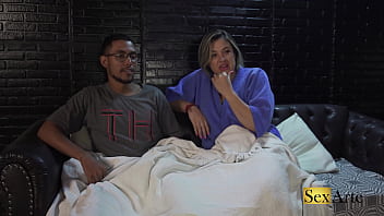 Assisitindo porno enquanto brinco com a buceta dela