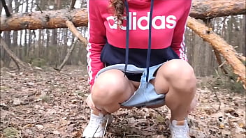 My girlfriend fucks herself in the car