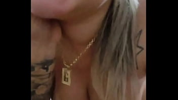 Loira peituda safada sentando gostoso e dando o cuzinho para o marido – caseiro real