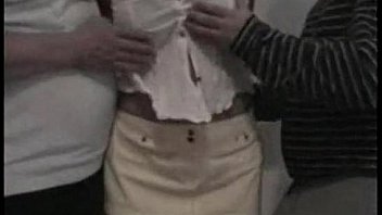 Rubia manoseada se calienta y termina dando una rica mamada 1