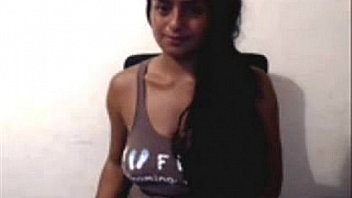 Amateur woman with nice tits on the webcam