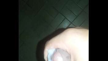 Masturba en el baño