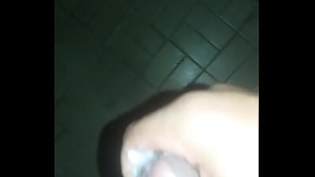 Masturba en el baño