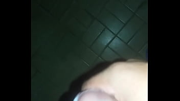 Masturba en el baño