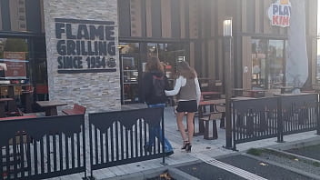 Un fan voyeur a décidé de m'accompagner au bk je commence par me doigter la