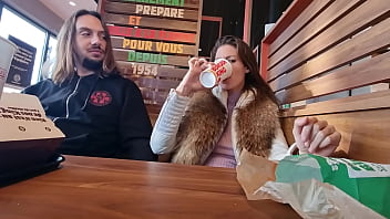 Un fan voyeur a décidé de m'accompagner au bk je commence par me doigter la