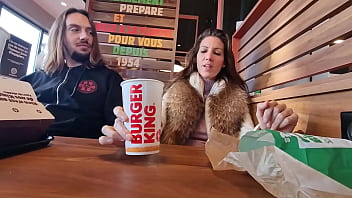 Un fan voyeur a décidé de m'accompagner au bk je commence par me doigter la