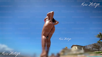 Dia de sol fazendo o que mais me exibir com meus micro biquinis na praia buceta fica pulando