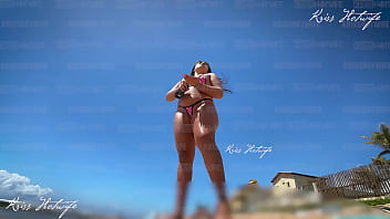 Dia de sol fazendo o que mais me exibir com meus micro biquinis na praia buceta fica pulando