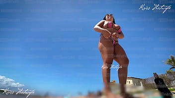 Dia de sol fazendo o que mais me exibir com meus micro biquinis na praia buceta fica pulando