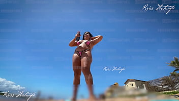 Dia de sol fazendo o que mais me exibir com meus micro biquinis na praia buceta fica pulando