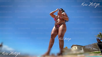 Dia de sol fazendo o que mais me exibir com meus micro biquinis na praia buceta fica pulando