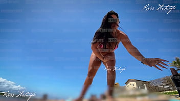 Dia de sol fazendo o que mais me exibir com meus micro biquinis na praia buceta fica pulando