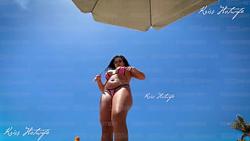 Dia de sol fazendo o que mais me exibir com meus micro biquinis na praia buceta fica pulando