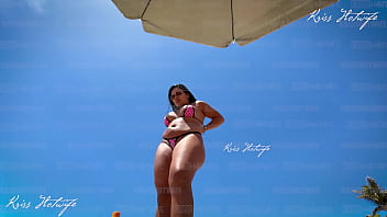 Dia de sol fazendo o que mais me exibir com meus micro biquinis na praia buceta fica pulando