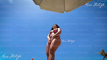 Dia de sol fazendo o que mais me exibir com meus micro biquinis na praia buceta fica pulando