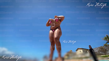 Dia de sol fazendo o que mais me exibir com meus micro biquinis na praia buceta fica pulando