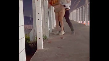 Pareja cogiendo en el puente