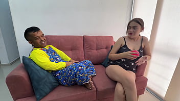 Mi pequeño travieso hermanastro no me deja hacer el aseo de la casa y como pretexto termina follandome duro con su engañoso pene grande y termina dandome toda su jugosa y rica leche en mi apretad coño