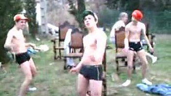 Strip tease it's rain a men musique parodie