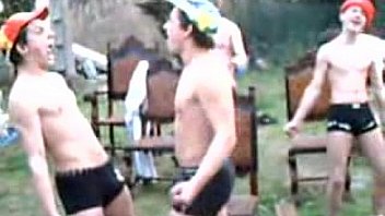 Strip tease it's rain a men musique parodie