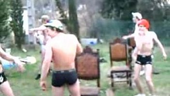 Strip tease it's rain a men musique parodie