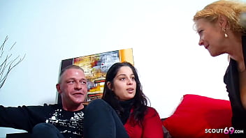 Zarte sch&uuml;lerin wird von alten typen und reifer hausfrau im dreier gefickt