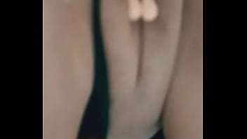 Mi amigo me mete un dildo en cuatro