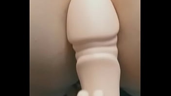 Mi amigo me mete un dildo en cuatro