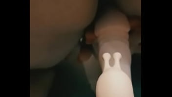 Mi amigo me mete un dildo en cuatro