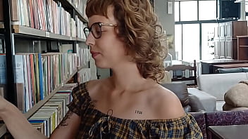 Comi a mina da biblioteca no pelo