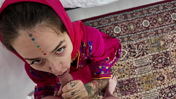 ساک زدن دختر خوشگل ایرانی که روی کل بدنش تتو داره و عاشق کیر خوردن هست