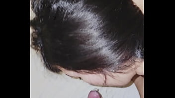 Putita obediente sabe que hacer para tener su leche