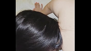 Putita obediente sabe que hacer para tener su leche