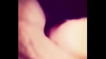 رنيم المتناكه بتحلب حلمة بزازها