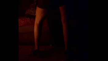 Loira dançando sensualmente