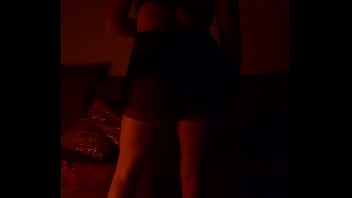 Loira dançando sensualmente