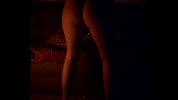 Loira dançando sensualmente