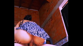 La amiga le susurró al oído palabras tentadoras que hicieron que su corazón latiera más