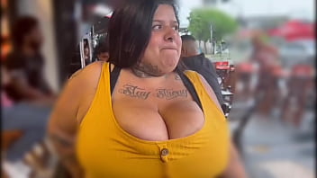 Controlei o brinquedo da bbw no bar firegreen2