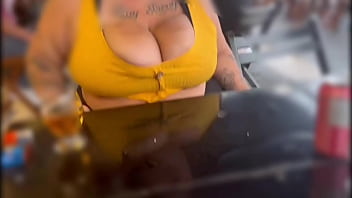 Controlei o brinquedo da bbw no bar firegreen2