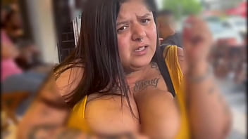 Controlei o brinquedo da bbw no bar firegreen2