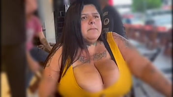 Controlei o brinquedo da bbw no bar firegreen2