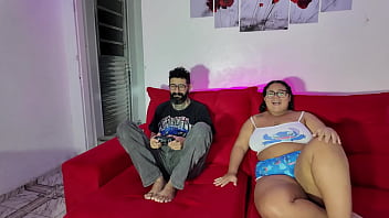 Perdeu no videogame mais ganhou uma foda com uma novinha gostosa