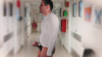Uno dos y tres caballero sexy número uno masturbandose en el hospital