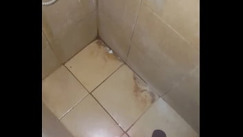 Pija corta eyaculando