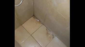 Pija corta eyaculando