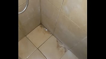 Pija corta eyaculando