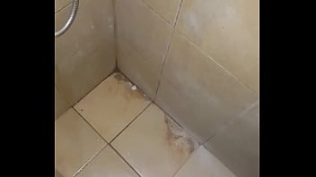 Pija corta eyaculando